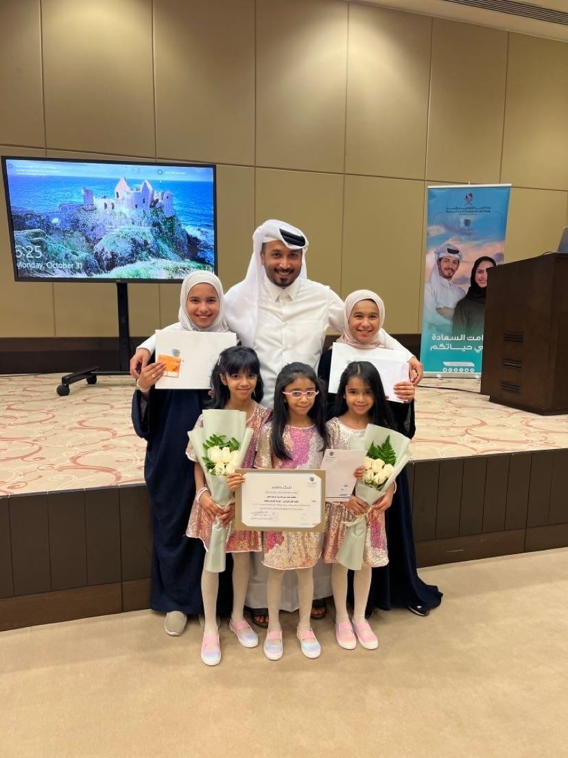 أحد الأسر المكرمة في الاحتفال من عملاء قسم الرعاية الوالدية